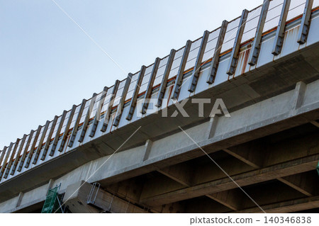 從低角度拍攝的混凝土高速公路立體交叉,背景是藍天。 從低角度拍攝的混凝土高速公路立體交叉,背景是藍天。 140346838