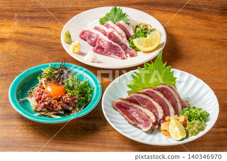 河內鴨拼盤：一份奢華的日式料理，包含鴨肉刺身和烤鴨。 140346970