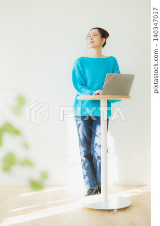 一個女人使用電腦 一個女人使用電腦 140347017