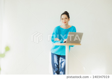 一個女人使用電腦 一個女人使用電腦 140347019