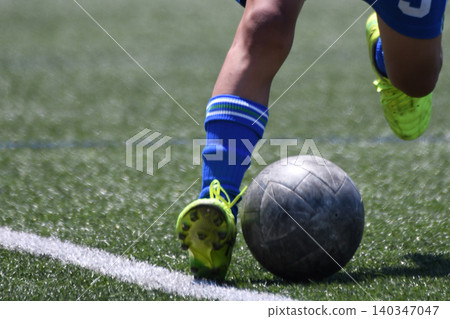Soccer player to dribble Soccer player to dribble 140347047