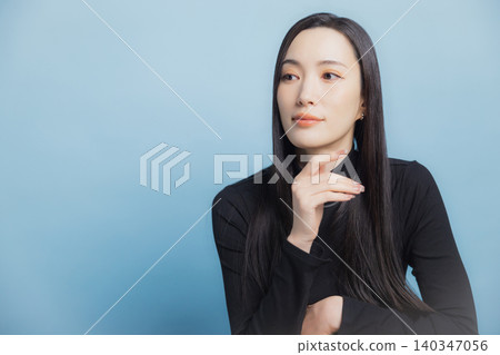 微笑的年輕女商人 微笑的年輕女商人 140347056