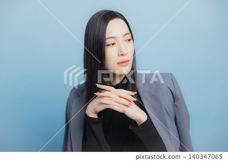 微笑的年輕女商人 140347065