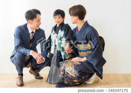 一個穿著袴的男孩和他的父母 一個穿著袴的男孩和他的父母 140347170