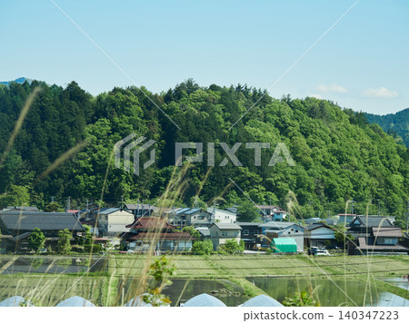 高山飛驒地區鄉村農舍的春日景色。 140347223