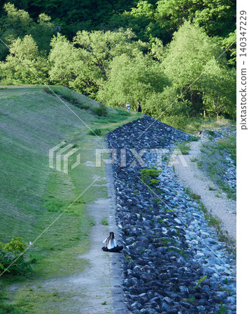 Tourists can be seen along the Shogawa River in Shirakawa-go, a popular spring tourist spot. Tourists can be seen along the Shogawa River in Shirakawa-go, a popular spring tourist spot. 140347229