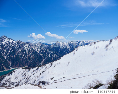 從立山黑部阿爾卑斯山脈路線的大觀峰眺望阿爾卑斯山脈的雪景,這裡是熱門的旅遊景點。 從立山黑部阿爾卑斯山脈路線的大觀峰眺望阿爾卑斯山脈的雪景,這裡是熱門的旅遊景點。 140347254