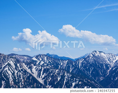 從立山黑部阿爾卑斯山脈路線的大觀峰眺望阿爾卑斯山脈的雪景,這裡是熱門的旅遊景點。 從立山黑部阿爾卑斯山脈路線的大觀峰眺望阿爾卑斯山脈的雪景,這裡是熱門的旅遊景點。 140347255