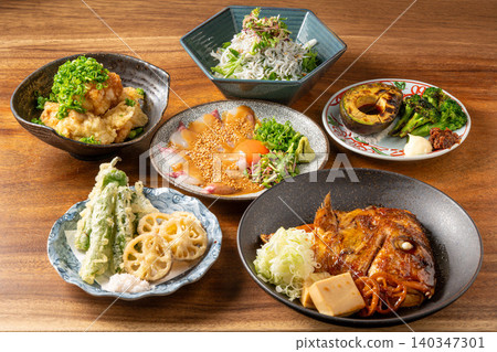居酒屋（日式酒吧）的桌子上擺放著各式各樣的單點菜色。 140347301