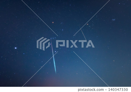 冬夜星空：從城市觀測到的雙子座流星雨、獵戶座和昴星團 [包含 2 顆流星] 140347330