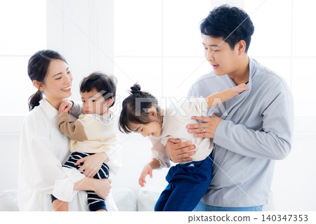 爸爸和媽媽抱著一個嬰兒 爸爸和媽媽抱著一個嬰兒 140347353