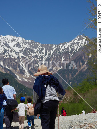 The scene of many tourists in Kamikochi, a popular spring destination, and the snow-covered landscape of the Hotaka mountain range. The scene of many tourists in Kamikochi, a popular spring destination, and the snow-covered landscape of the Hotaka mountain range. 140347440