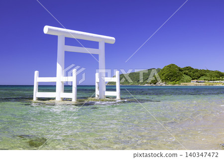 The crystal-clear, beautiful sea and white torii gate of Futamigaura (Itoshima City, Fukuoka Prefecture) The crystal-clear, beautiful sea and white torii gate of Futamigaura (Itoshima City, Fukuoka Prefecture) 140347472