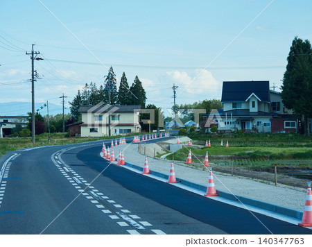 春天,長野縣安曇野市的道路和沿途美麗的自然風光。 春天,長野縣安曇野市的道路和沿途美麗的自然風光。 140347763