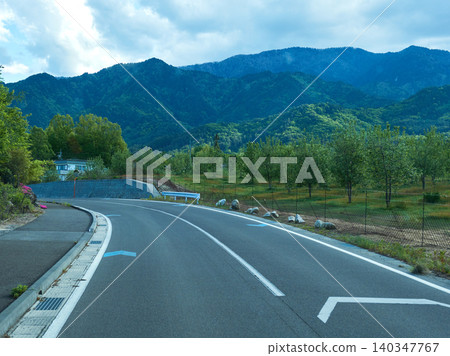 The roads and beautiful natural scenery along the route in Azumino City, Nagano Prefecture in spring. 140347767