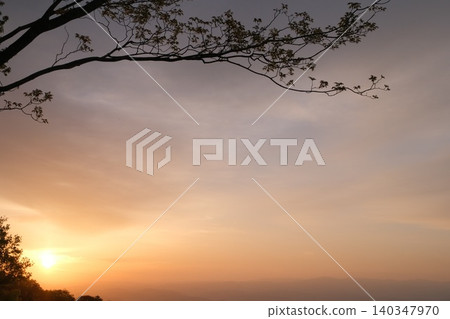 晨曦灑在天空,色彩柔和。 晨曦灑在天空,色彩柔和。 140347970