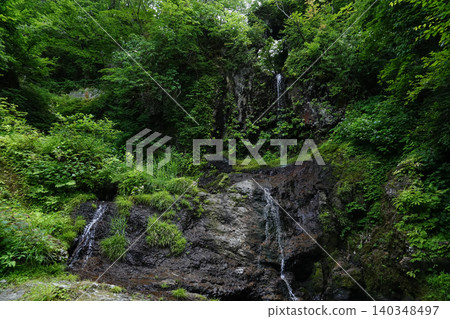 Kuguri Falls, Nanyo City, Yamagata Prefecture 140348497