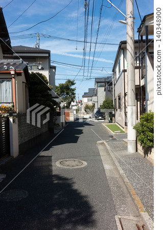 日本一處乾淨整潔的獨立住宅區,沐浴在晴朗的陽光下。 日本一處乾淨整潔的獨立住宅區,沐浴在晴朗的陽光下。 140348900