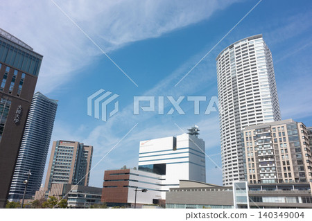 A view of the modern skyscrapers around Osaka's Hotarumachi district from Nakanoshima. 140349004