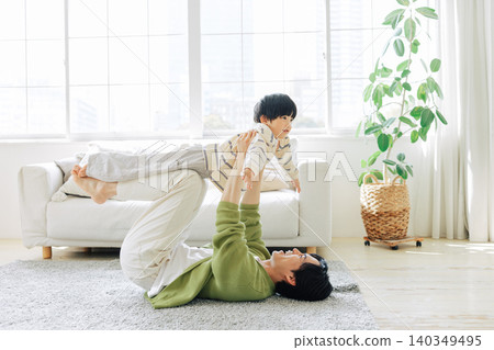 父子倆在客廳玩耍 140349495