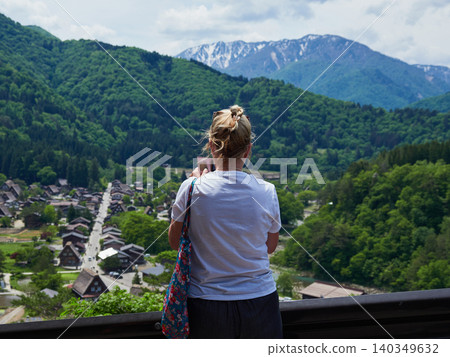 初夏時節,外國遊客在白川鄉(世界遺產和熱門旅遊景點)的觀景台上觀光。 初夏時節,外國遊客在白川鄉(世界遺產和熱門旅遊景點)的觀景台上觀光。 140349632