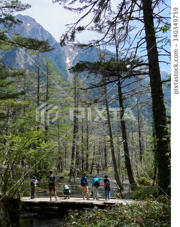 遊客們正在欣賞上高地大澤濕地的美景,這裡是春季熱門旅遊景點。 遊客們正在欣賞上高地大澤濕地的美景,這裡是春季熱門旅遊景點。 140349759