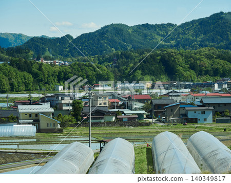高山飛驒地區鄉村農舍的春日景色。 140349817