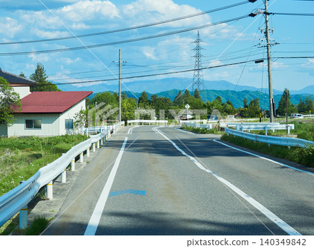 春天,長野縣安曇野市的道路和沿途美麗的自然風光。 春天,長野縣安曇野市的道路和沿途美麗的自然風光。 140349842