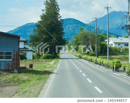 初夏時節，長野縣旅遊勝地安曇野市的城市景觀。 140349857