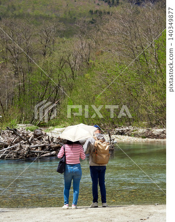 初夏時節,上高地大正池畔,男女遊客熙熙攘攘,這裡是熱門的旅遊景點。 初夏時節,上高地大正池畔,男女遊客熙熙攘攘,這裡是熱門的旅遊景點。 140349877