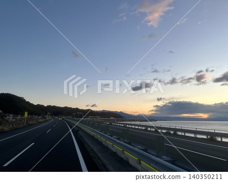 黃昏時分,海岸公路與廣闊天空的景色盡收眼底。 黃昏時分,海岸公路與廣闊天空的景色盡收眼底。 140350211