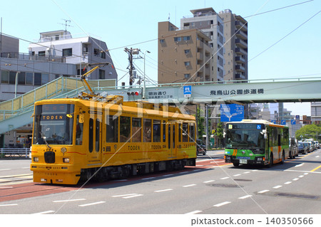 飛鳥山十字路口：都營巴士排成一列，都電荒川線8500系列列車8501號停靠。 140350566