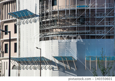 建築外牆施工的鷹架和防墜落措施。 建築外牆施工的鷹架和防墜落措施。 140350601