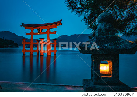 日本廣島縣宮島市嚴島神社鳥居與燈籠的夜景。 日本廣島縣宮島市嚴島神社鳥居與燈籠的夜景。 140350967