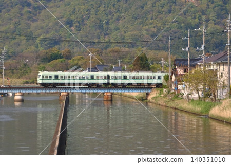 市端電鐵3000系列車(塗裝為南海電鐵顏色)駛過堀川。 市端電鐵3000系列車(塗裝為南海電鐵顏色)駛過堀川。 140351010