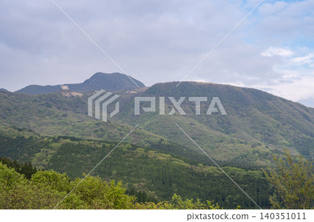 從山波公路眺望鬱鬱蔥蔥的山脈和由布岳——大分縣 從山波公路眺望鬱鬱蔥蔥的山脈和由布岳——大分縣 140351011
