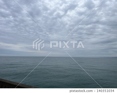 A view of the sea and the horizon with clouds spreading across it. 140351034