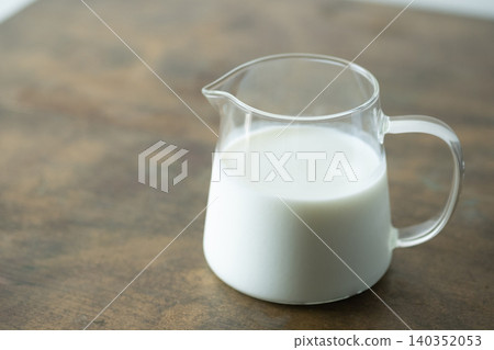 分配器中的牛奶圖片 分配器中的牛奶圖片 140352053