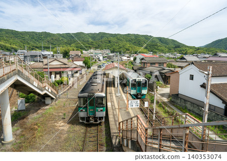1200 series and 1500 series diesel railcars stopping at Ikenotani Station on the Kotoku Line and Naruto Line. 140353074