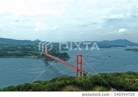 俯瞰長崎縣平戶大橋和平戶海峽的空拍照片。 俯瞰長崎縣平戶大橋和平戶海峽的空拍照片。 140354720