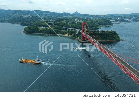 空拍照片俯瞰長崎縣平戶大橋與平戶島之間的海峽。 空拍照片俯瞰長崎縣平戶大橋與平戶島之間的海峽。 140354721
