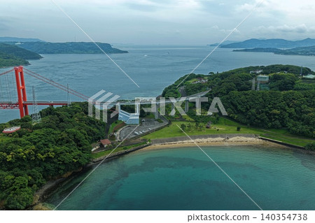 俯瞰長崎縣平戶大橋和島嶼海岸線的空拍照片。 俯瞰長崎縣平戶大橋和島嶼海岸線的空拍照片。 140354738