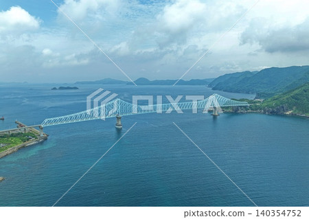空拍照片,俯瞰長崎縣平戶市的生月橋和玄界海。 空拍照片,俯瞰長崎縣平戶市的生月橋和玄界海。 140354752
