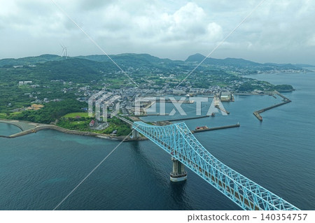 空拍長崎縣平戶市的生月大橋和立浦漁港。 空拍長崎縣平戶市的生月大橋和立浦漁港。 140354757