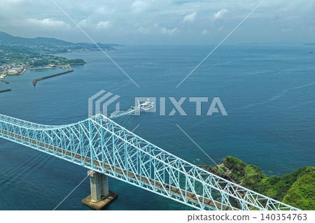 空拍長崎縣平戶市的生月大橋和立浦漁港。 空拍長崎縣平戶市的生月大橋和立浦漁港。 140354763