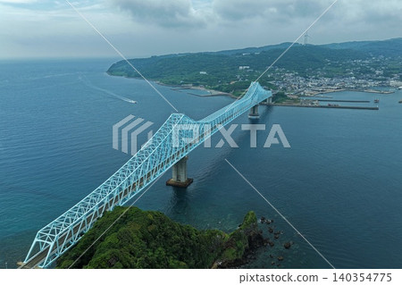空拍照片俯瞰長崎縣平戶市的生月大橋和立浦漁港。 空拍照片俯瞰長崎縣平戶市的生月大橋和立浦漁港。 140354775