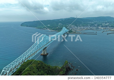 空拍長崎縣平戶市的生月大橋和立浦漁港。 空拍長崎縣平戶市的生月大橋和立浦漁港。 140354777