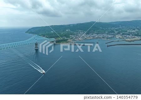 空拍長崎縣平戶市的生月大橋和立浦漁港。 空拍長崎縣平戶市的生月大橋和立浦漁港。 140354779