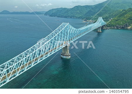俯瞰長崎縣平戶市生月大橋的空拍照片。 俯瞰長崎縣平戶市生月大橋的空拍照片。 140354795