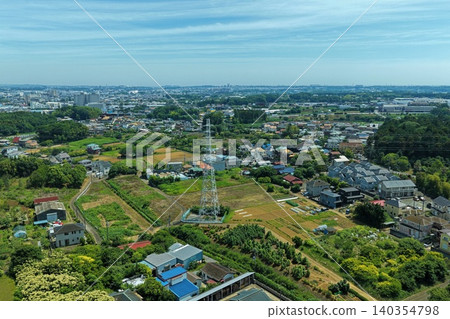 從空中俯瞰神奈川縣藤澤市郊區住宅區、農田和輸電塔。 140354798